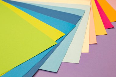 renkli kağıda. Birçok renkli yaprak kağıt sert bileşiminde yerleştirilir. renkli kağıt arka plan.