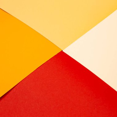 renkli kağıda. Birçok renkli yaprak kağıt sert bileşiminde yerleştirilir. renkli kağıt arka plan. sıcak renkler