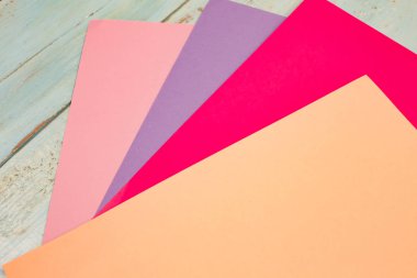 renkli kağıda. Birçok renkli yaprak kağıt sert bileşiminde yerleştirilir. renkli kağıt arka plan.