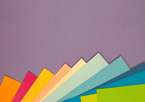 Renkli kağıda. Birçok renkli yaprak kağıt sert bileşiminde yerleştirilir. renkli kağıt arka plan. — Stok fotoğraf