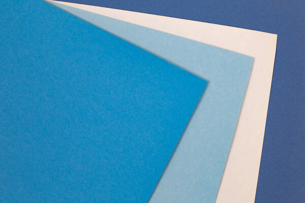 листы цветной бумаги. Многие цветные листы бумаги выложены в жесткой композиции. фон цветной бумаги. холодный синий цвет
.