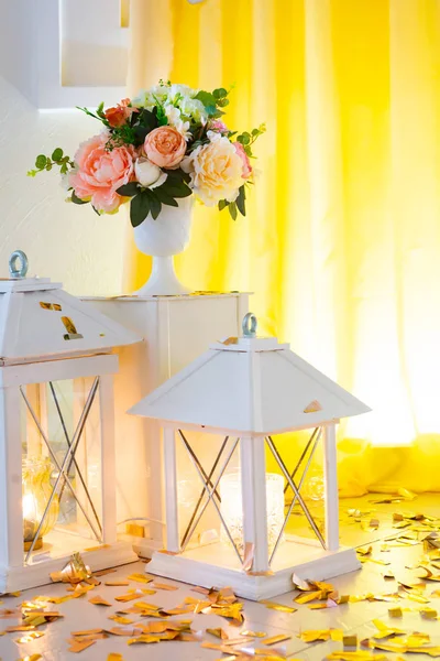 Casamento o amarelo decorado com tecidos e composições de flores frescas , — Fotografia de Stock