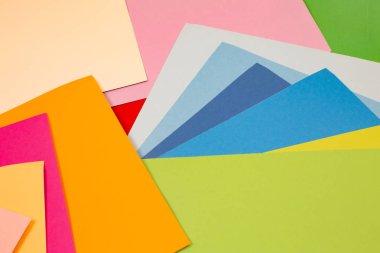 renkli kağıda. Birçok renkli yaprak kağıt sert bileşiminde yerleştirilir. renkli kağıt arka plan.