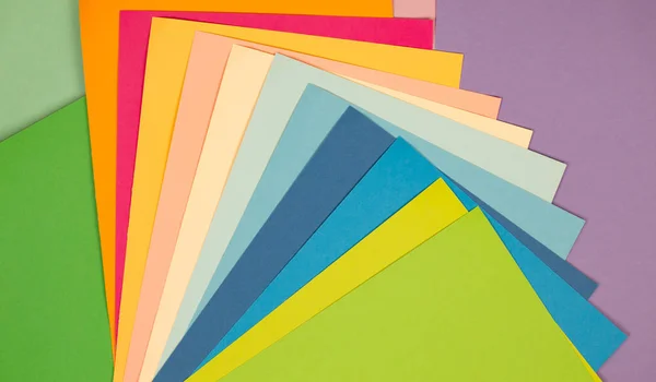 Renkli kağıda. Birçok renkli yaprak kağıt sert bileşiminde yerleştirilir. renkli kağıt arka plan. — Stok fotoğraf