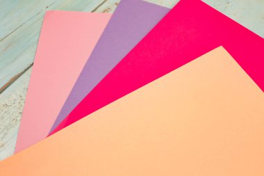 renkli kağıda. Birçok renkli yaprak kağıt sert bileşiminde yerleştirilir. renkli kağıt arka plan.