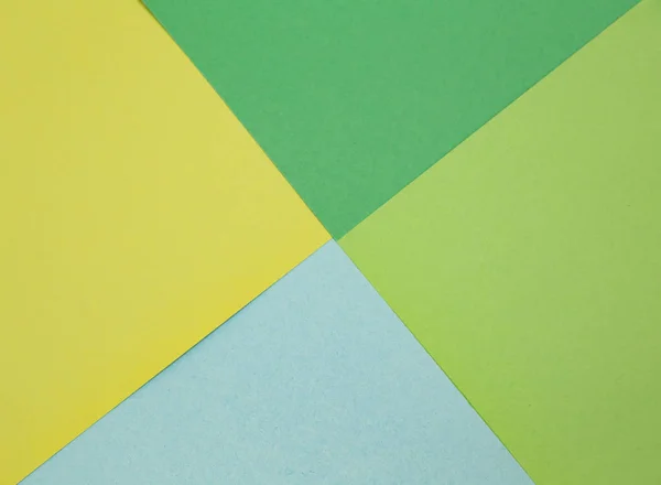 Färgade pappersark. Många färgade pappersark läggs ut i hårda sammansättning. bakgrund av färgat papper. — Stockfoto