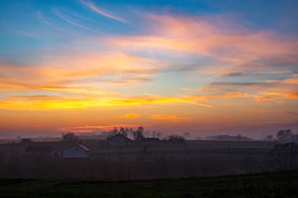 Puesta de sol en el campo. hermoso otoño niebla paisaje en Ucrania — Foto de Stock