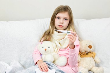 Hasta küçük bir kız ilaç alır ve meyve yer.