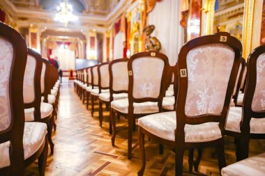 Lviv Opera Binası. Iç. tiyatroda güzel eski sandalyeler