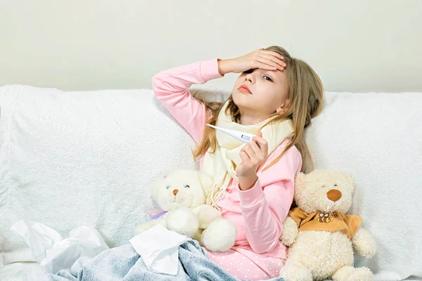 Una niña enferma toma medicamentos y come fruta. . — Foto de Stock