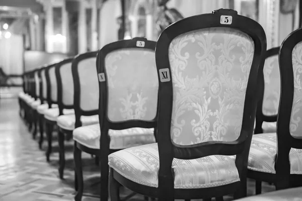 Όπερα της Λβιβ. Εσωτερικό. όμορφες παλιές καρέκλες στο θέατρο. μαύρη και λευκή φωτογραφία — Φωτογραφία Αρχείου