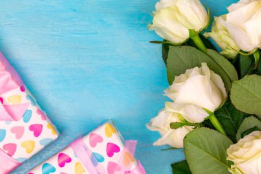 mavi ahşap arka plan üzerinde güzel beyaz güller. metin için yer. üst görünüm arka plan