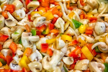 Sağlıklı taze vejetaryen salatası arka plan. renkli doğranmış sebzeler. Dilimlenmiş salata, üst görünüm.