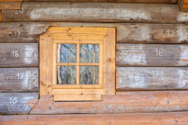 Altes Holzhaus, alte Fenster, altes Gebäude. Dachschindel aus Holz — Stockfoto