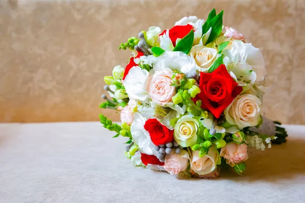 Крупный план свадебного букета роз на день свадьбы. место для текста — стоковое фото
