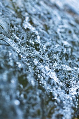 kabarcıklar yakın nehir kaynar su, doğada su