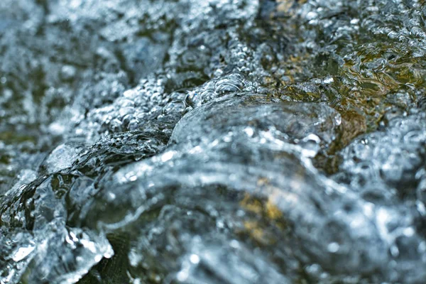 気泡が近い川沸騰水、自然の中の水 — ストック写真