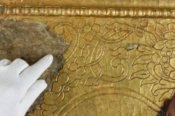 Restauration : restauration de l'or, ancienne icône. de près. conservation des peintures. conservation des sculptures — Photo