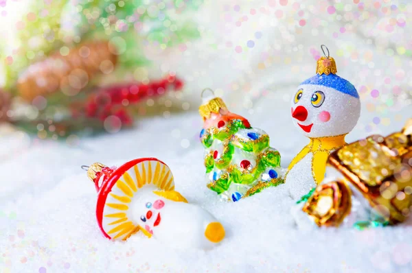 Χριστούγεννα και Πρωτοχρονιά. χειροποίητα χριστουγεννιάτικα γυάλινα παιχνίδια στο χιόνι, χριστουγεννιάτικη κάρτα. Θέση για κείμενο. Πρωτοχρονιάτικα στολίδια χιονάνθρωπος, ελάφι, μανιτάρια, χριστουγεννιάτικο δέντρο. — Φωτογραφία Αρχείου