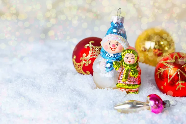 Рождество и Новый год. Рождественские стеклянные игрушки ручной работы в снегу, рождественская открытка. место для смс. Новогодние украшения снеговик, олень, грибы, елка . — стоковое фото