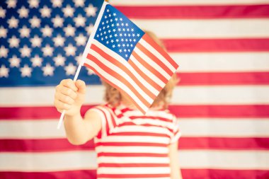 Çocuk holding Amerikan bayrağı. 4 Temmuz Bağımsızlık günü tatil. Vatanseverlik ve demokrasi kavramı