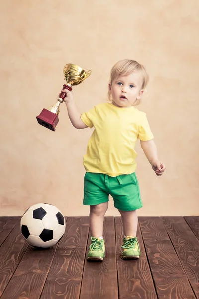 子供はサッカー選手になるふりをしてください 成功と勝者の概念 — ストック写真