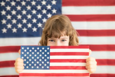 Çocuk holding Amerikan bayrağı. 4 Temmuz Bağımsızlık günü tatil. Vatanseverlik ve demokrasi kavramı
