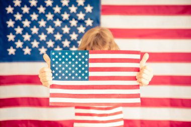 Çocuk holding Amerikan bayrağı. 4 Temmuz Bağımsızlık günü tatil. Vatanseverlik ve demokrasi kavramı