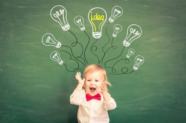 sınıfta okul çocuk. Yeşil yazı tahtası karşı mutlu bir çocuk. Eğitim kavramı