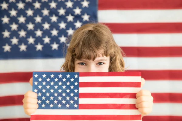 Kind Mit Amerikanischer Flagge Juli Unabhängigkeitstag Patriotismus Und Demokratiekonzept — Stockfoto