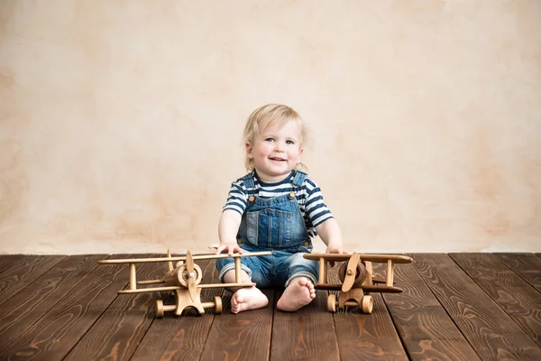 Lyckligt Barn Spelar Hemma Pojke Med Leksak Flygplan Sommar Semester — Stockfoto