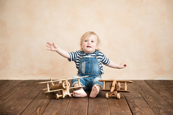 Lyckligt Barn Spelar Hemma Pojke Med Leksak Flygplan Sommar Semester — Stockfoto