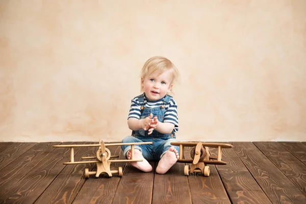 Lyckligt Barn Spelar Hemma Pojke Med Leksak Flygplan Sommar Semester — Stockfoto