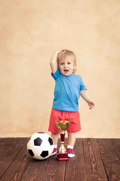 Niño Está Fingiendo Ser Jugador Fútbol Éxito Concepto Ganador —  Fotos de Stock