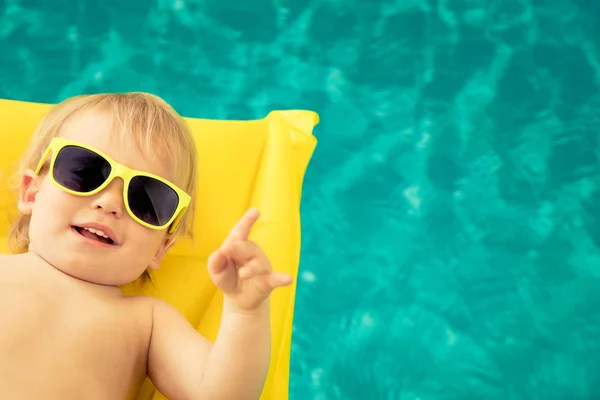 Chico Gracioso Vacaciones Verano Niño Divirtiéndose Piscina —  Fotos de Stock