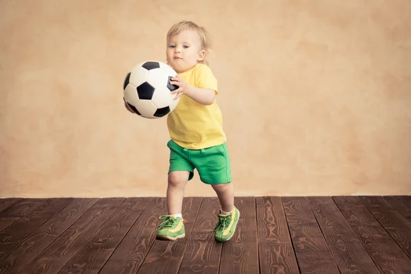 子供はサッカー選手になるふりをしてください 成功と勝者の概念 — ストック写真