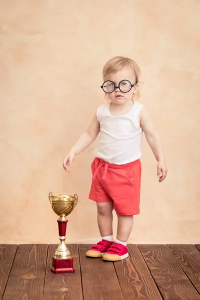 赤ちゃん男の子おかしいスポーツマン 成功と勝者の概念 — ストック写真