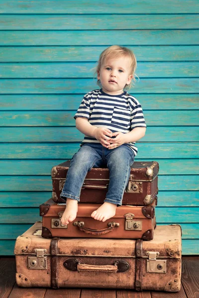 Feliz Niño Jugando Casa Niñera Equipaje Vacaciones Verano Viajes Concepto —  Fotos de Stock