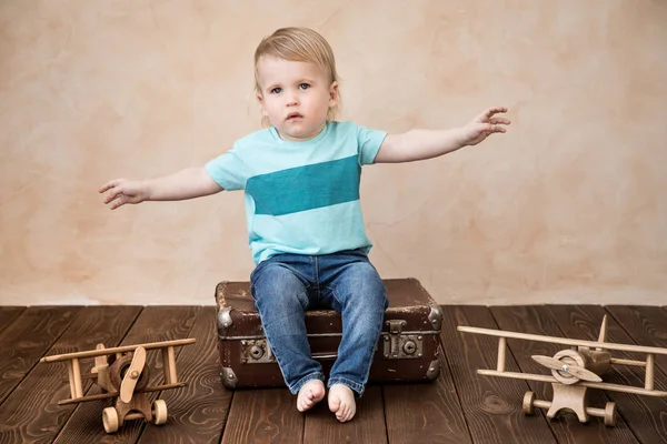 Glückliches Kind Das Hause Spielt Junge Mit Spielzeugflugzeugen Sommerurlaub Und — Stockfoto