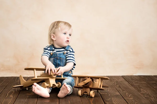 Glückliches Kind Das Hause Spielt Junge Mit Spielzeugflugzeugen Sommerurlaub Und — Stockfoto