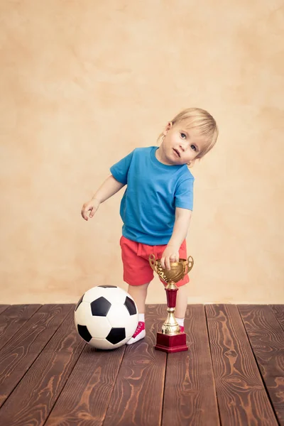 Niño Está Fingiendo Ser Jugador Fútbol Éxito Concepto Ganador —  Fotos de Stock