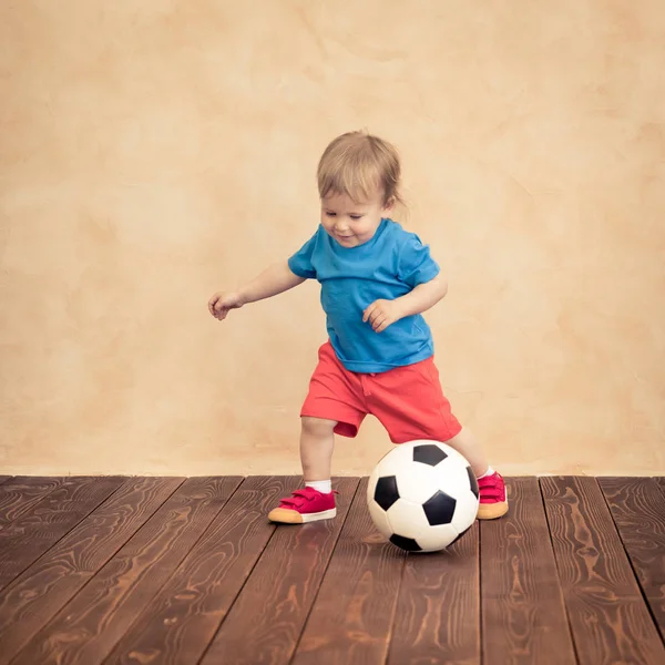 子供はサッカー選手になるふりをしてください 成功と勝者の概念 — ストック写真