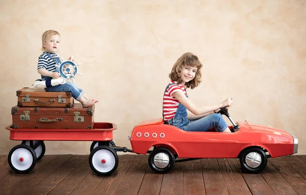 Gelukkige Kinderen Spelen Thuis Zomer Vakantie Reizen Concept — Stockfoto