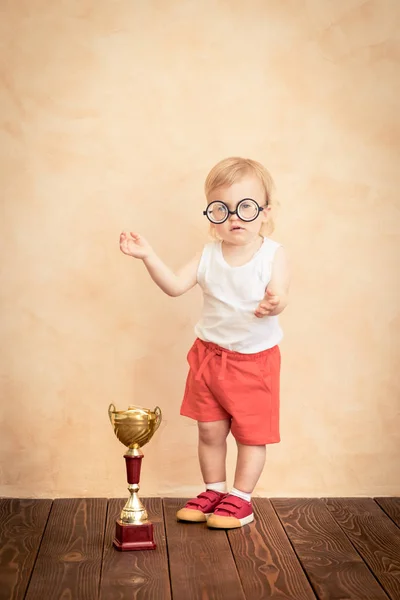 赤ちゃん男の子おかしいスポーツマン 成功と勝者の概念 — ストック写真
