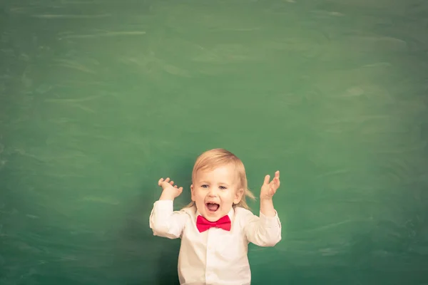 Sınıfta Okul Çocuk Yeşil Yazı Tahtası Karşı Mutlu Bir Çocuk — Stok fotoğraf