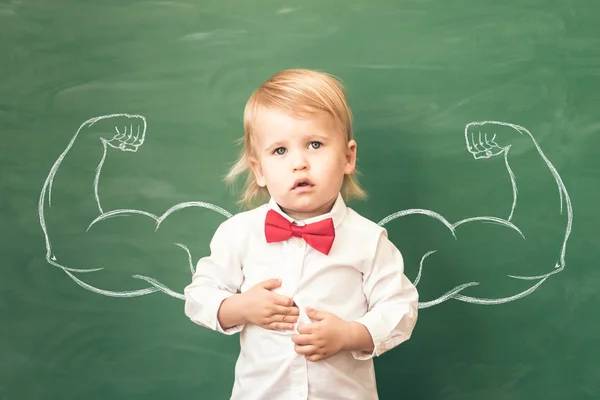 Niño Escuela Clase Niño Feliz Contra Pizarra Verde Con Fuerte —  Fotos de Stock