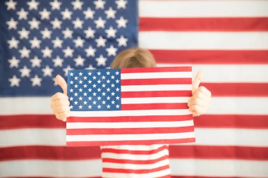 Çocuk holding Amerikan bayrağı. 4 Temmuz Bağımsızlık günü tatil. Vatanseverlik ve demokrasi kavramı