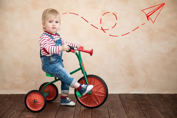 Criança Brincando Com Bicicleta Brinquedo Casa Verão Férias Conceito Viagem — Fotografia de Stock