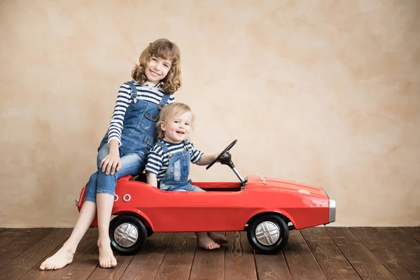 Crianças Brincando Casa Com Carro Brinquedo Verão Férias Conceito Viagem — Fotografia de Stock
