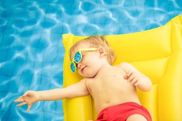 Lustiger Kleiner Junge Sommerurlaub Kind Hat Spaß Schwimmbad — Stockfoto